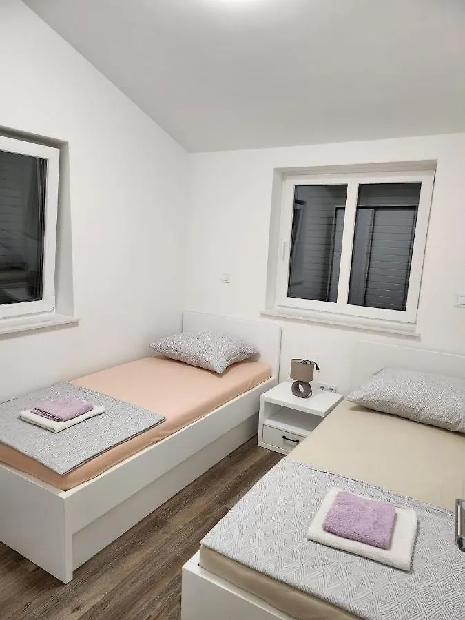 Apartment Apartmani M&L I M&J Malinska